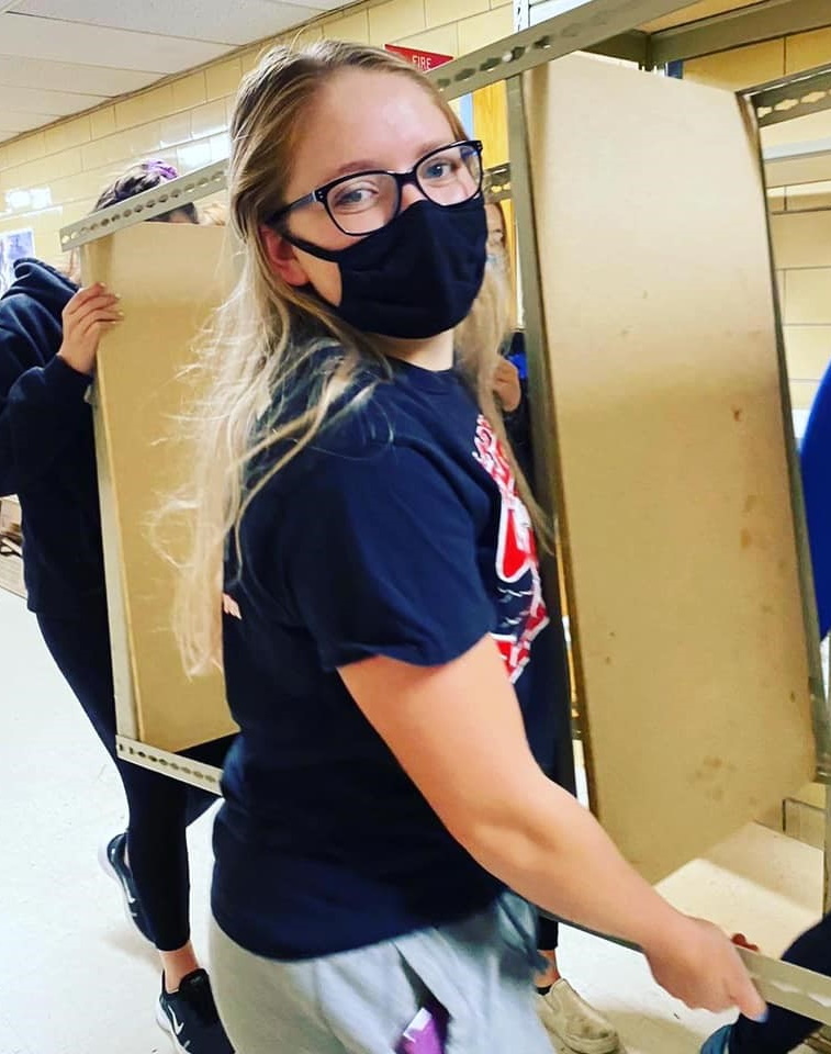 Womens Basket Ball team member helping at the local food bank 